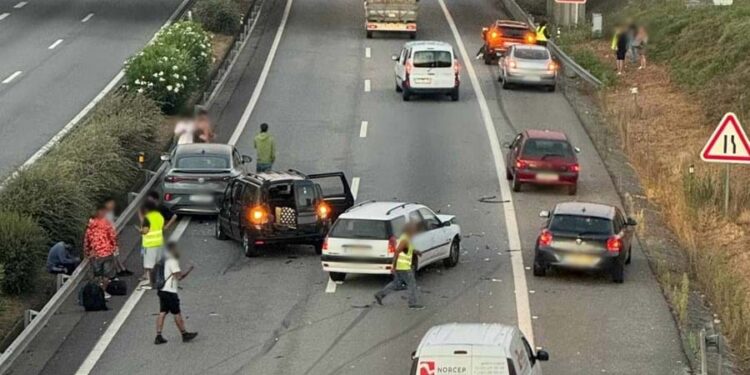 Acidente entre vários carros faz oito feridos na A4 em Paredes. Trânsito cortado no sentido Amarante-Porto
