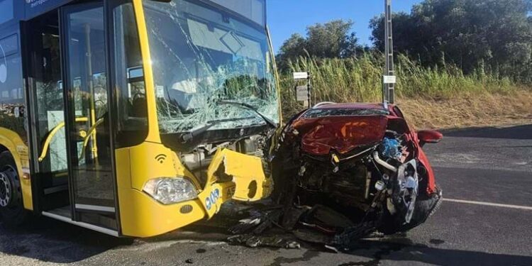 Motorista TVDE morre em colisão com autocarro em Loures