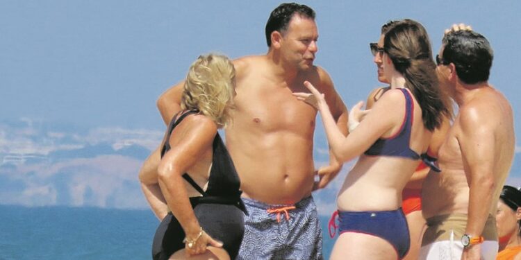 Bem a vontade e sem seguranças, Luís Montenegro curte praia ao lado da família