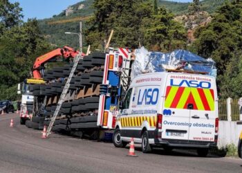 Caminhão tomba e deixa uma pessoa ferida na EN10 em Setúbal, trânsito teve que ser totalmente interditado