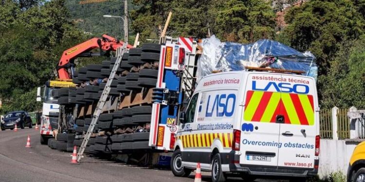 Caminhão tomba e deixa uma pessoa ferida na EN10 em Setúbal, trânsito teve que ser totalmente interditado