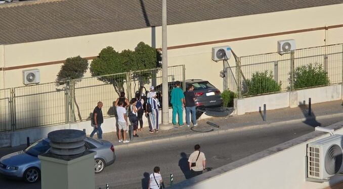 Idosa de 83 anos perde o controle de carro e bate em parede de hospital em Faro