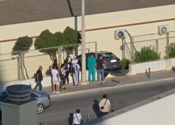 Idosa de 83 anos perde o controle de carro e bate em parede de hospital em Faro