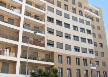 Portugal: Jovem estrangeira de 22 anos grita por socorro, pula do quarto andar de prédio e morre