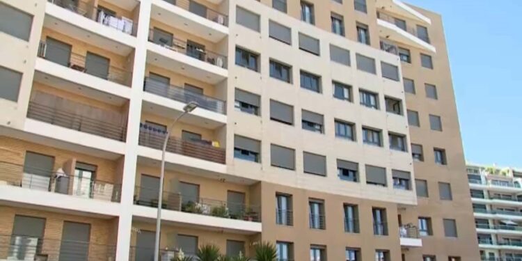 Portugal: Jovem estrangeira de 22 anos grita por socorro, pula do quarto andar de prédio e morre