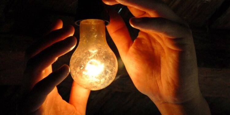 Após 3 anos, conta de luz volta a ter bandeira vermelha e ficará mais cara em setembro