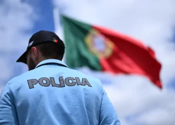 Mãe espanhola com crianças de 4 e 10 anos autistas, com fome e frio, vivendo pelas ruas de Oeiras, são salvos pela PSP