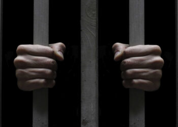 Na Espanha homem agride companheira mas depois se  passa por mulher pra evitar prisão