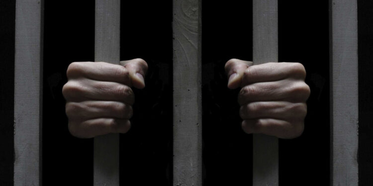 Na Espanha homem agride companheira mas depois se  passa por mulher pra evitar prisão