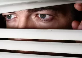 Viúvo condenado a pagar multa de 900 Euros por perseguir vizinha “sabia tudo da minha vida, estava sempre a me vigiar”