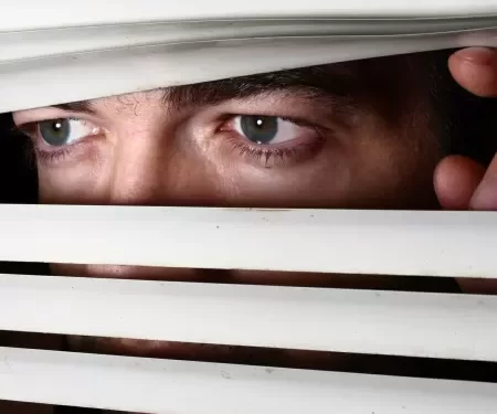 Viúvo condenado a pagar multa de 900 Euros por perseguir vizinha “sabia tudo da minha vida, estava sempre a me vigiar”