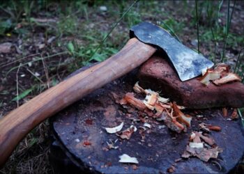 Em Governador Valadares filho tenta matar o pai com machadada na cabeça para se vingar da morte do irmão