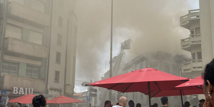 Última hora: Incêndio em restaurante no centro do Porto