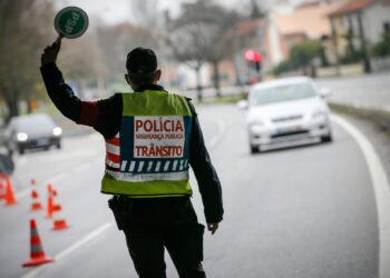 Traficante é detido em Portimão com 9800 euros. Prisão foi efetuada pela PSP em fiscalização rodoviária