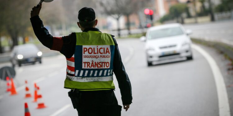 Traficante é detido em Portimão com 9800 euros. Prisão foi efetuada pela PSP em fiscalização rodoviária