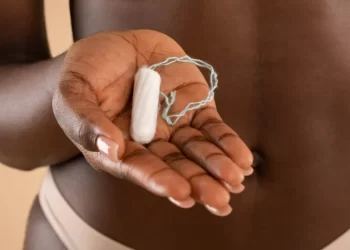 Presença de metais tóxicos são encontrados em absorventes internos; médicos alertam para perigo