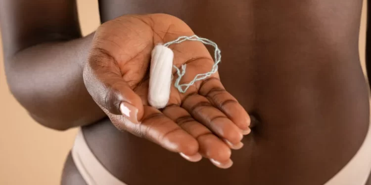 Presença de metais tóxicos são encontrados em absorventes internos; médicos alertam para perigo