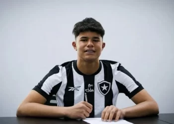 Filho do ex-goleiro Bruno, Bruninho Samudio assina com Botafogo e  revela quem é sua  referência no futebol