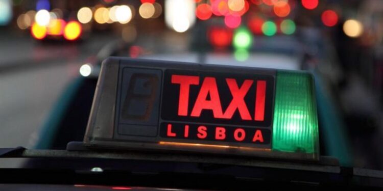 Taxista sequestrado durante 2 horas é abandonado e amarrado no Seixal