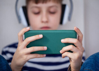 Estudos relacionam smartphones a aumento de depressão e queda de aprendizado