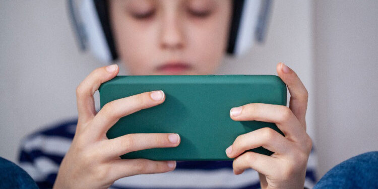 Estudos relacionam smartphones a aumento de depressão e queda de aprendizado