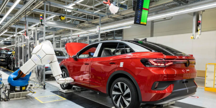 Funcionários da Audi escondem mais de 200 chaves dos carros contra encerramento de fábrica em Bruxelas