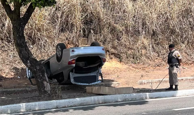 Motorista passa mal e capota carro no ‘Morro da Usipa’ em Ipatinga