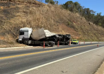 Sete homens são presos furtando sacas de café após acidente na BR-116