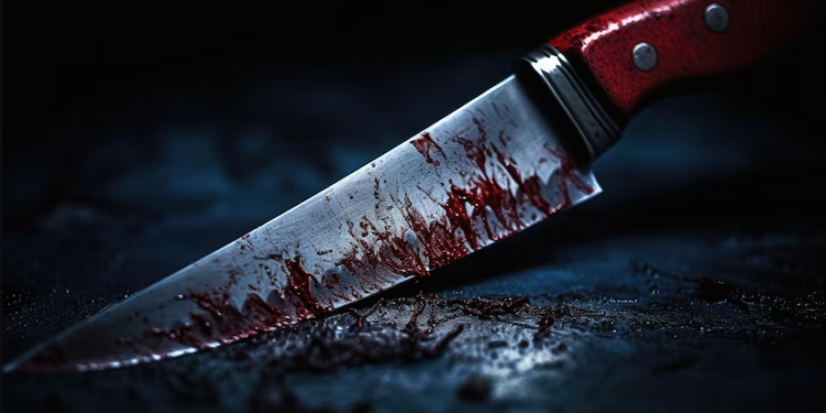 Em Portugal jovem de 22 anos espera pai virar as costas e crava faca no homem de 59 anos