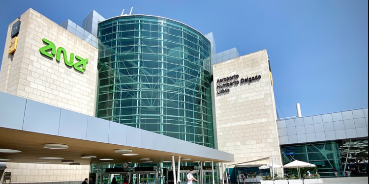 Casal de passageiros de voo vindo do Brasil são detidos no Aeroporto de Lisboa por tráfico drogas