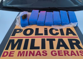 Motorista fura bloqueio policial e acaba preso com seis quilos de maconha