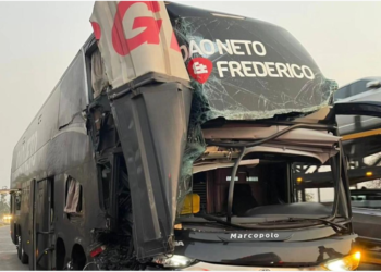 Ônibus da dupla sertaneja João Neto e Frederico bate em carreta na BR-040, em Caetanópolis, região Central de Minas Gerais