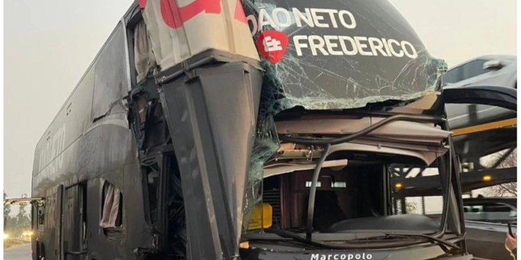 Ônibus da dupla sertaneja João Neto e Frederico bate em carreta na BR-040, em Caetanópolis, região Central de Minas Gerais