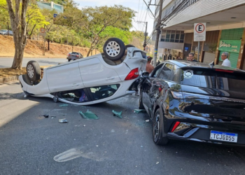 Acidente deixa carro capotado e duas pessoas feridas na avenida Raja Gabaglia, em BH
