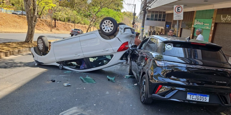 Acidente deixa carro capotado e duas pessoas feridas na avenida Raja Gabaglia, em BH