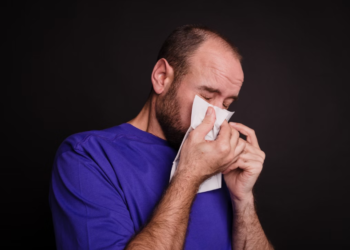 Homem com coriza descobre que era cérebro ‘vazando’ pelo nariz