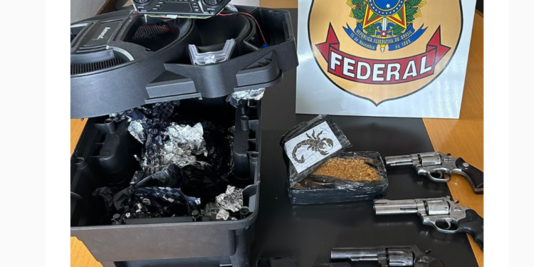 Casal do interior de MG recebe armas e drogas escondidas em caixa de som falsa