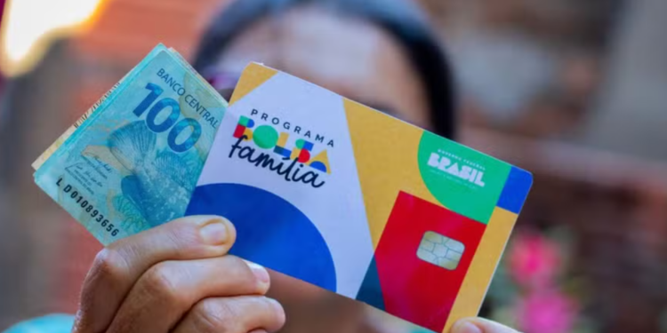 Caixa paga Bolsa Família a beneficiários nesta sexta; veja quem recebe