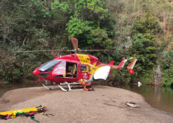Homem é socorrido de helicóptero após queda em cachoeira da Grande BH