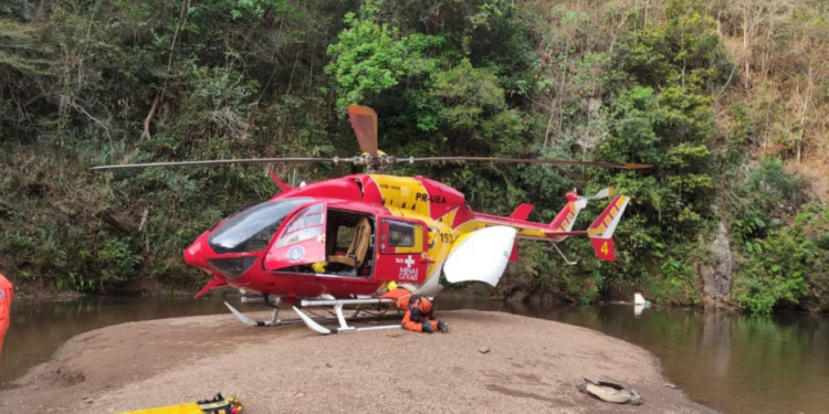 Homem é socorrido de helicóptero após queda em cachoeira da Grande BH