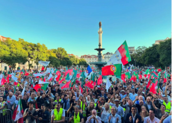 Deputado André Ventura arrasta multidão em manifestação contra “imigração descontrolada” em Portugal