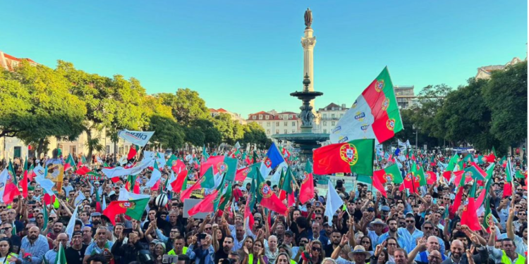 Deputado André Ventura arrasta multidão em manifestação contra “imigração descontrolada” em Portugal
