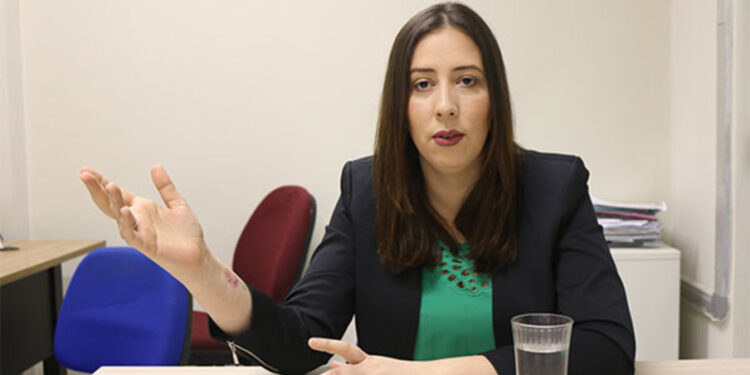 Biomédica pernambucana cria chip inovador que detecta 18 tipos de câncer