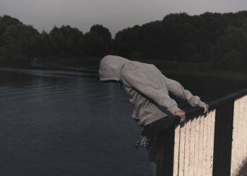 Epidemia invisível: Brasil tem aumento alarmante de suicídio. Dados são assustadores. Veja