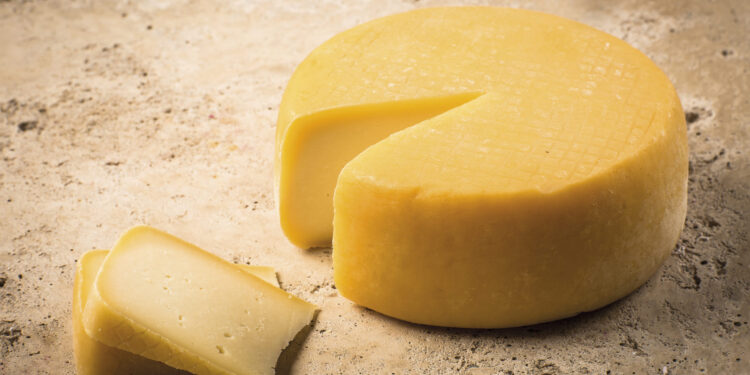 Homem é preso suspeito de forjar roubo de carga de queijo avaliada em R$ 450 mil reais