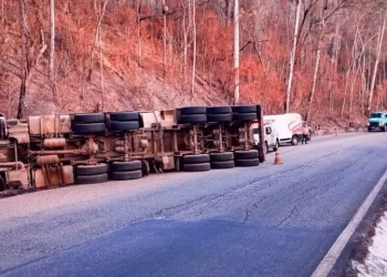 Carreta com destino ao Vale do Aço tomba na BR-381 próximo a Bela Vista de Minas