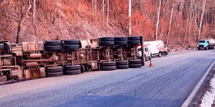 Carreta com destino ao Vale do Aço tomba na BR-381 próximo a Bela Vista de Minas