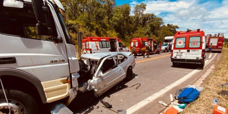 Quase metade dos acidentes de trânsito em Minas são causados por desatenção