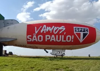 Balão dirigível com símbolo do São Paulo cai em Osasco