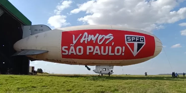 Balão dirigível com símbolo do São Paulo cai em Osasco